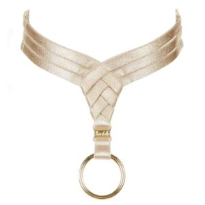 Karamellfarbene Bondage-Halskette mit Dreieck auf der Vorderseite und einem goldenen Ring von Bordelle bei Brigade Mondaine