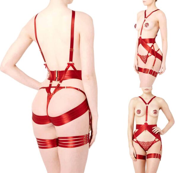 Rubinroter Harnisch-Body aus satinierten Gummibändern mit Taillengürtel für einen dominanten Look von Bordelle Signature bei Brigade Mondaine