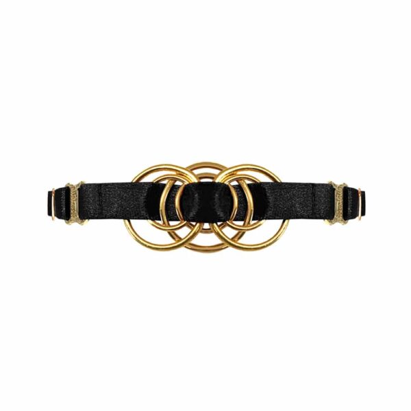 Halskette aus schwarzen, satinierten Gummibändern mit einem vergoldeten Metallstück, das in der Mitte ein Geflecht aus Ringen darstellt, Bordelle Signature bei Brigade Mondaine