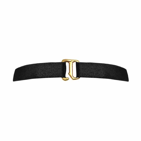 Halskette aus schwarzen, satinierten Gummibändern mit einem vergoldeten Metallstück, das in der Mitte ein Geflecht aus Ringen darstellt, Bordelle Signature bei Brigade Mondaine