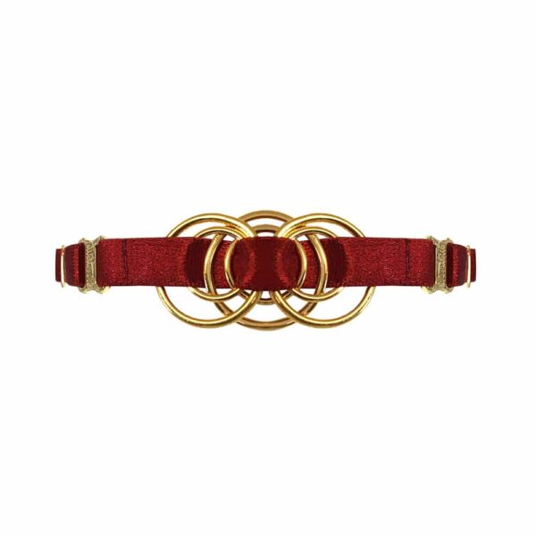 Collar elástico de raso rojo con una pieza metálica dorada que representa un entrelazado de anillos en su centro, Bordelle Signature a Brigade Mondaine