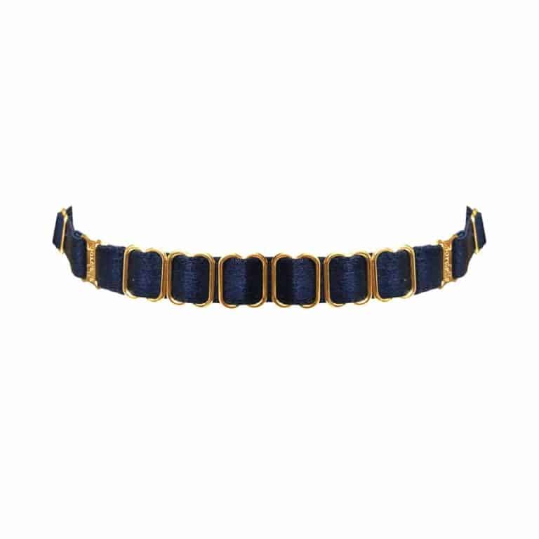 Collar gargantilla elástica de satén azul marino con adornos dorados y detalles BORDELLE en Brigade Mondaine