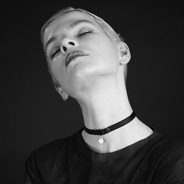 Choker Bondage noir avec anneaux dorés et médaillon BM Brigade Mondaine