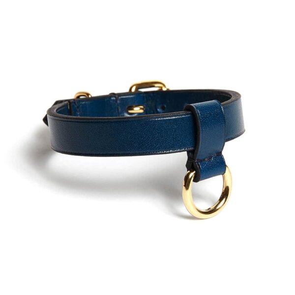 Bracelet en cuir Bleu avec attaches dorées D-ring par Domestique chez Brigade Mondaine