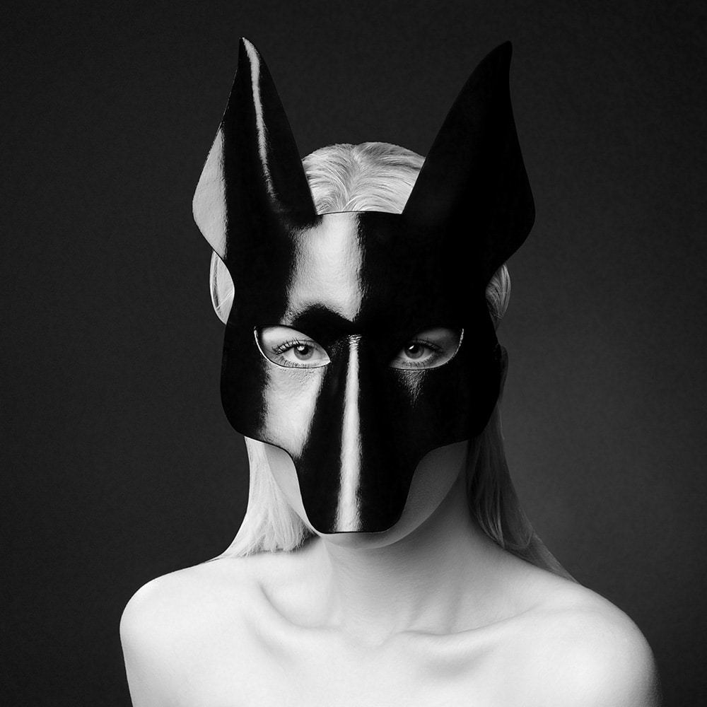 Erotische Maske Anubis schwarz von E.L.F Zhou London bei Brigade Mondaine