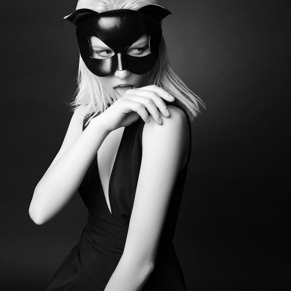 Schwarze erotische Maske in Form einer Katze von E.L.F Zhou London bei Brigade Mondaine