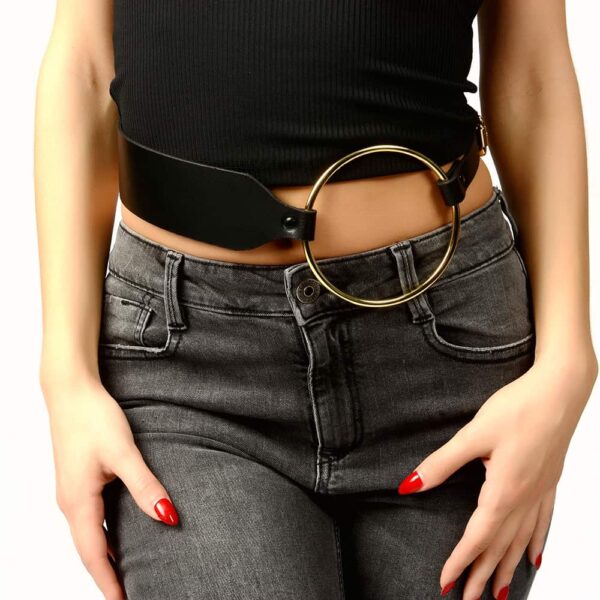 Large black leather belt with large gold ring on the belly ELF ZHOU at Brigade Mondaine