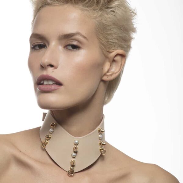 Beige leather chocker necklace V shape with pearls and peaks LUDOVICA MARTIRE at Brigade Mondaine