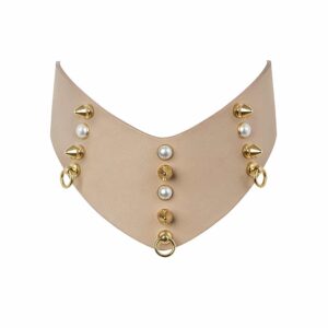 Collar de cuero beige en forma de V con perlas y picos LUDOVICA MARTIRE en Brigade Mondaine