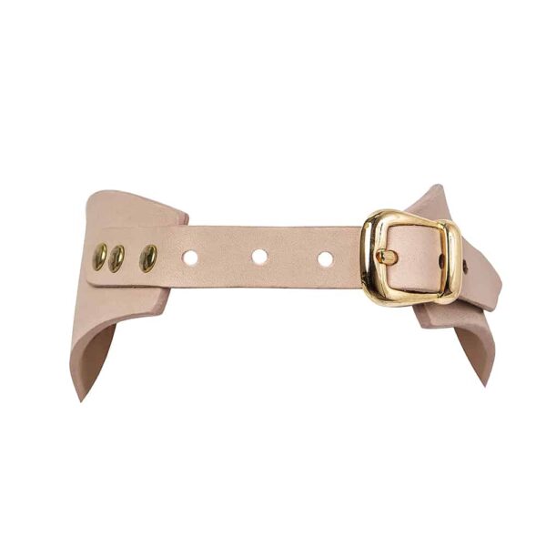 Collar de cuero beige en forma de V con perlas y picos LUDOVICA MARTIRE en Brigade Mondaine