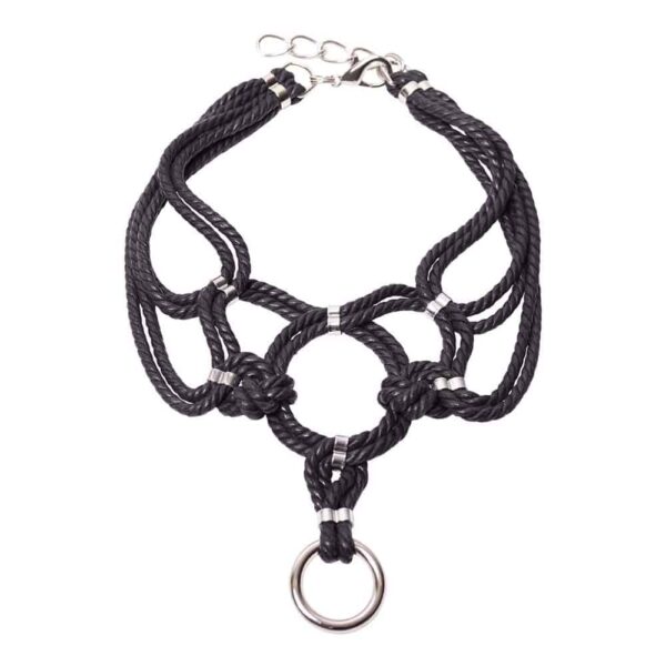 Calzador de cuerda anudado de shibari negro con anillo de caída de metal Figura de A en Brigade Mondaine