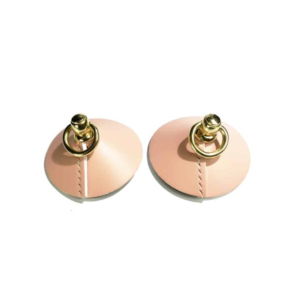 Nippies en cuir rose avec anneau en or de la marque ELF ZHOU chez Brigade Mondaine
