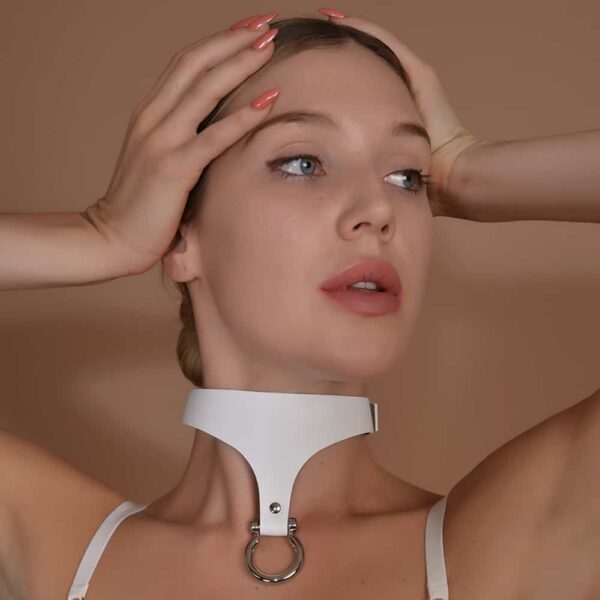 Choker blanc Whiplash avec anneau tombant dorée signé ELF ZHOU chez Brigade Mondaine