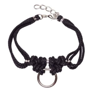 Chocker en negro shibari bondage cuerda anudada con anillo de metal Figura de A en Brigade Mondaine