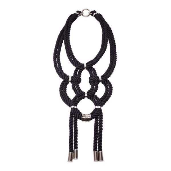 Collier sautoir noir en corde nouée shibari et détails en métal sans nickel Figure of A chez Brigade Mondaine