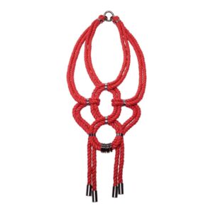 Collier sautoir rouge en corde nouée shibari et détails en métal sans nickel Figure of A chez Brigade Mondaine