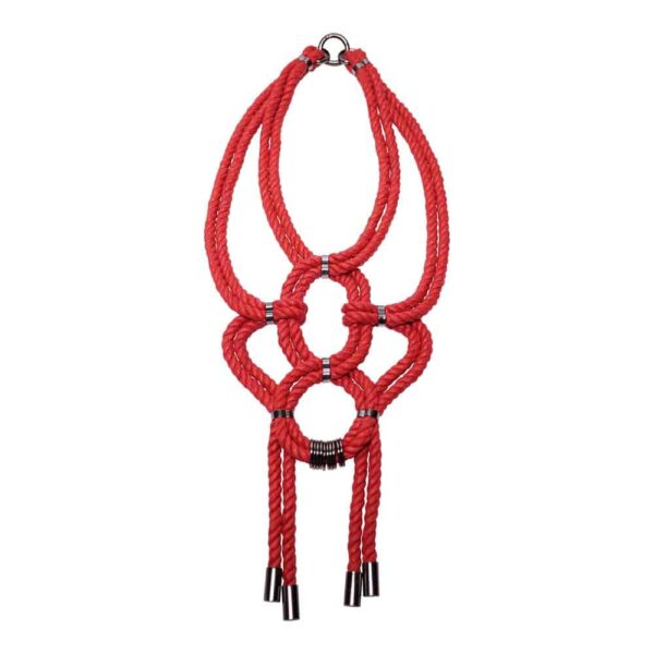 Rote Sautoir-Halskette aus geknüpftem Shibari-Seil und nickelfreien Metalldetails Figure of A bei Brigade Mondaine