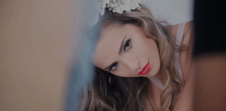 Clara Morgane - Calendario 2020 - Asociación de lencería con la Brigada Mondaine pour Bordelle