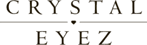 Logotipo de la marca CRYSTAL EYEZ en mayúsculas negras con una fina tipografía serif y una línea con un diamante en su centro que separa las dos palabras