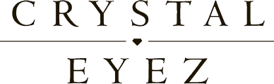 Markenlogo CRYSTAL EYEZ in schwarzen Großbuchstaben mit feiner Serifenschrift und einer Linie mit einem Diamanten in der Mitte, die die beiden Wörter voneinander trennt.