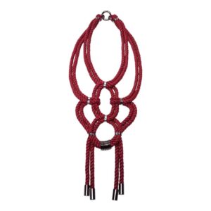 Collier sautoir rouge bordeaux en corde nouée shibari et détails en métal sans nickel Figure of A chez Brigade Mondaine