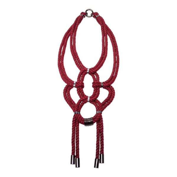 Collier sautoir rouge bordeaux en corde nouée shibari et détails en métal sans nickel Figure of A chez Brigade Mondaine