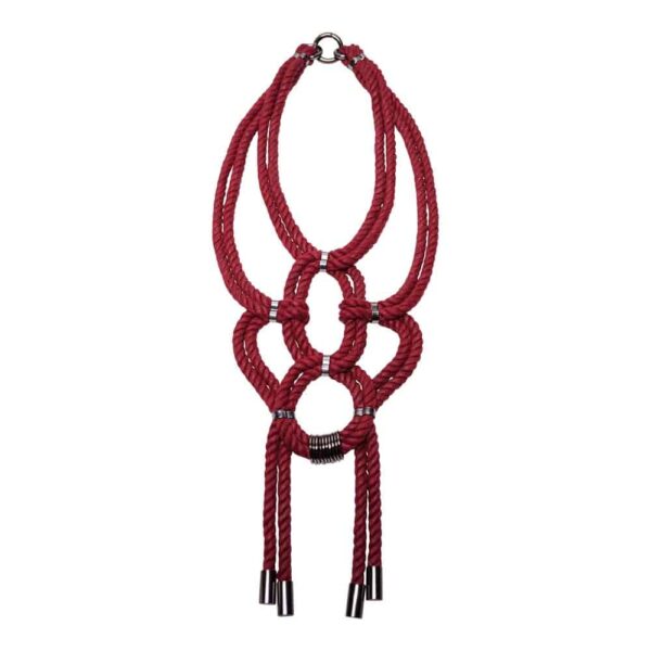 Collar de cuerda con nudo shibari rojo burdeos con detalles de metal sin níquel Figura de A en Brigade Mondaine