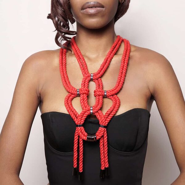 Collar de cuerda anudada shibari roja con detalles metálicos sin níquel Figura de A en Brigade Mondaine