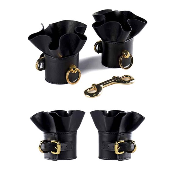 Esposas de suave cuero negro con accesorios dorados ajustables ZALO en Brigade Mondaine