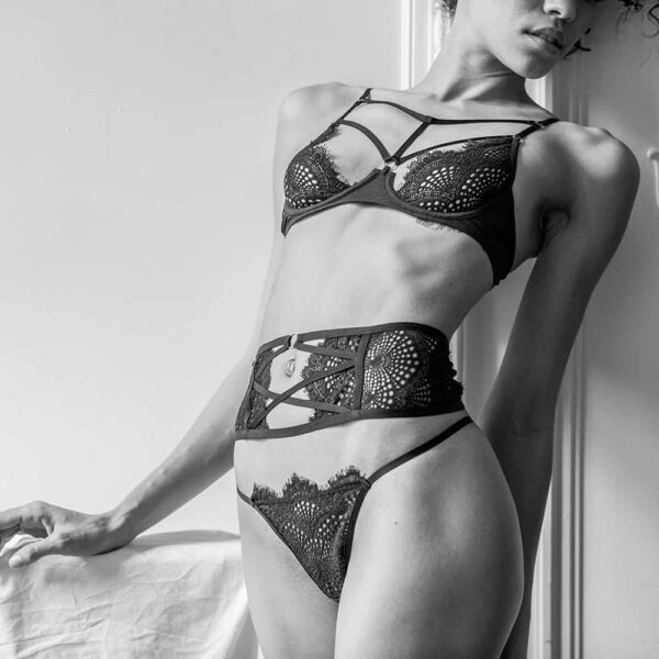 Ensemble de lingerie en dentelle noire circulaire avec g-string et soutien-gorge semi-ouvert avec croisé sur la gorge et porte-jarretelle croisé Atelier Amour chez Brigade Mondaine