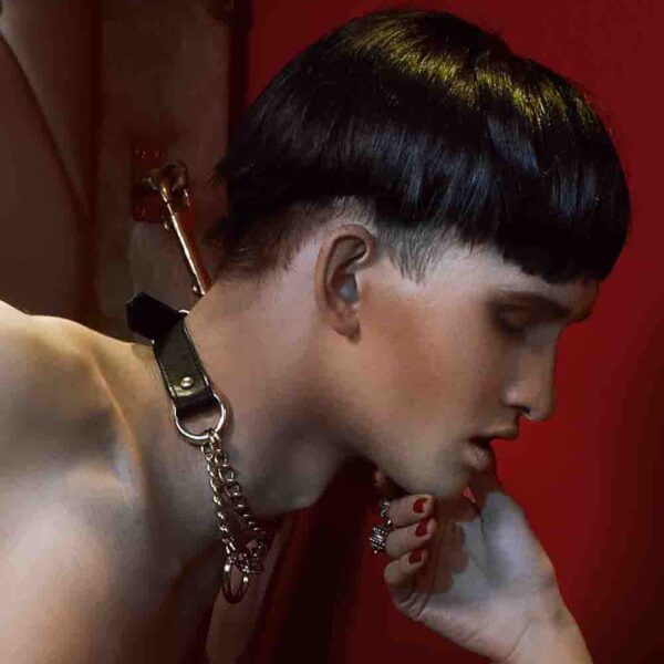 Choker von bdsm, Halsband aus schwarzem Leder und Ketten mit einem Clip vorne, um eine Leine anzubringen