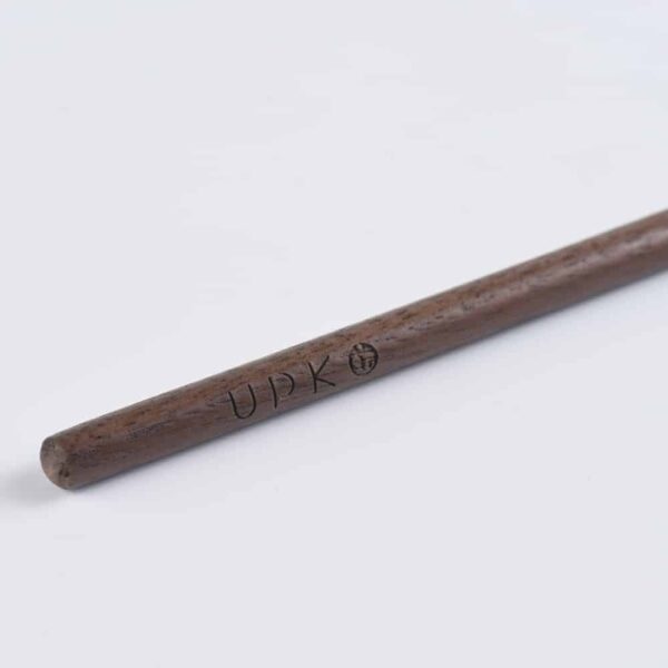 UPKO-Peitsche aus reinem Holz mit Gravur und Griff aus schwarzem Leder mit goldenen Verzierungen bei Brigade Mondaine