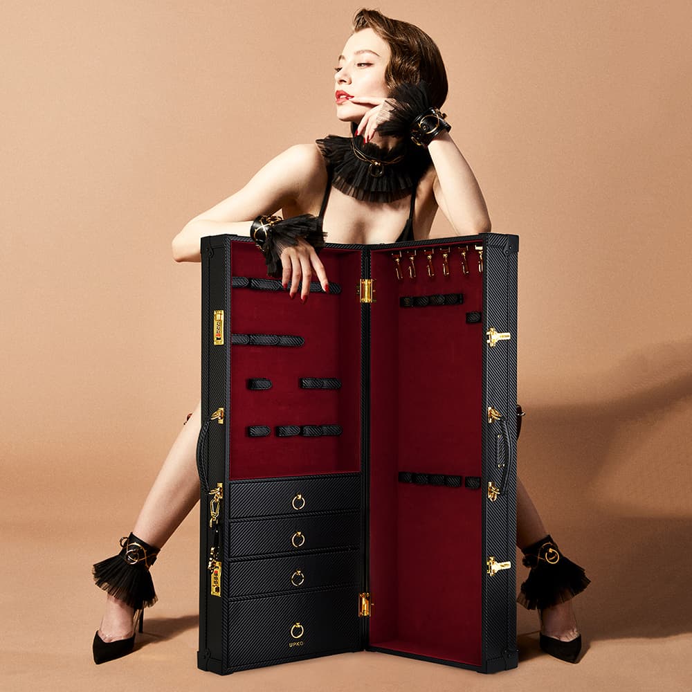 Mallette d'accessoires bondage et BDSM en velours rouge et cuir noir fait à la main, incluant tiroirs et fermeture sécurisée à code UPKO chez Brigade Mondaine