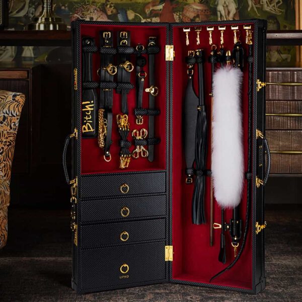 Handgefertigter Koffer mit Bondage- und BDSM-Zubehör aus rotem Samt und schwarzem Leder, inklusive Schubladen und UPKO Sicherheitsschloss mit Code bei Brigade Mondaine
