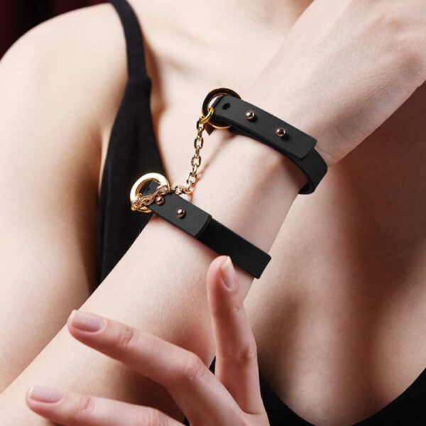 Тонкий черный кожаный браслет с 24-каратным золотым наручником на 1ТП5Т.