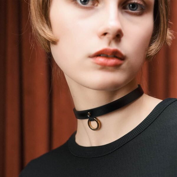 Choker fin en cuir noir avec anneau en or 24K UPKO chez Brigade Mondaine