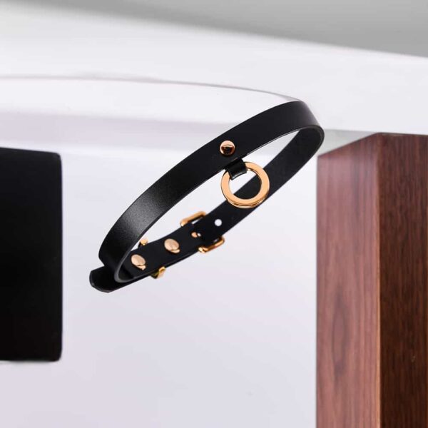 Choker fin en cuir noir avec anneau en or 24K UPKO chez Brigade Mondaine