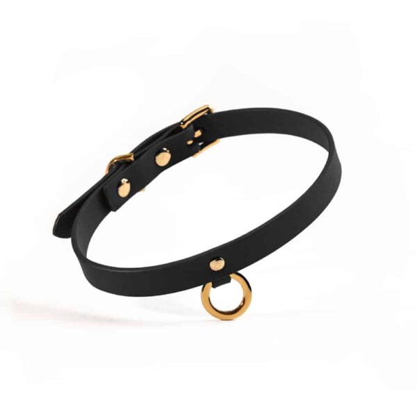 Feiner Choker aus schwarzem Leder mit 24K Goldring UPKO bei Brigade Mondaine