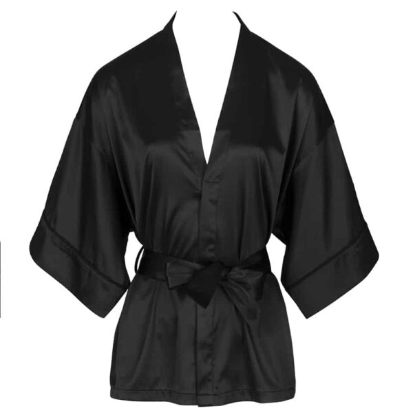 Schwarzer Kimono aus Satin mit einem Gürtel zum Befestigen aus schwarzem Satin ungetragen auf weißem Hintergrund Vorderansicht aus der Kollektion Nuit à Brodway von'Atelier Amour bei Brigade Mondaine