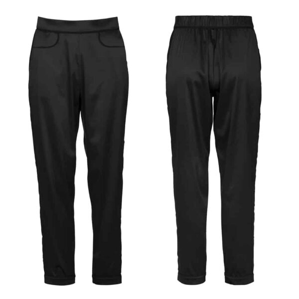 Pantalon noir en satin avec deux poches vue de face et de dos non porté sur un fond blanc de la collection Nuit à Brodway d'Atelier Amour chez Brigade Mondaine