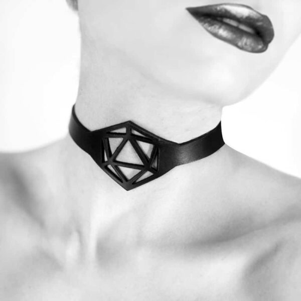 Collier choker en cuir noir dentelle forme hexagone BLASTED SKIN chez Brigade Mondaine