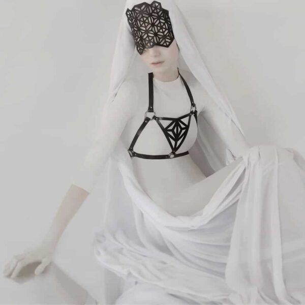 Ensemble Masque et Harnais noir en cuir végétal avec des motifs triangulaires de Blasted Skin chez Brigade Mondaine