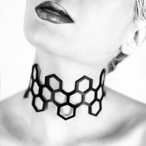 Collier choker en cuir noir dentelle formes hexagones alvéoles BLASTED SKIN chez Brigade Mondaine