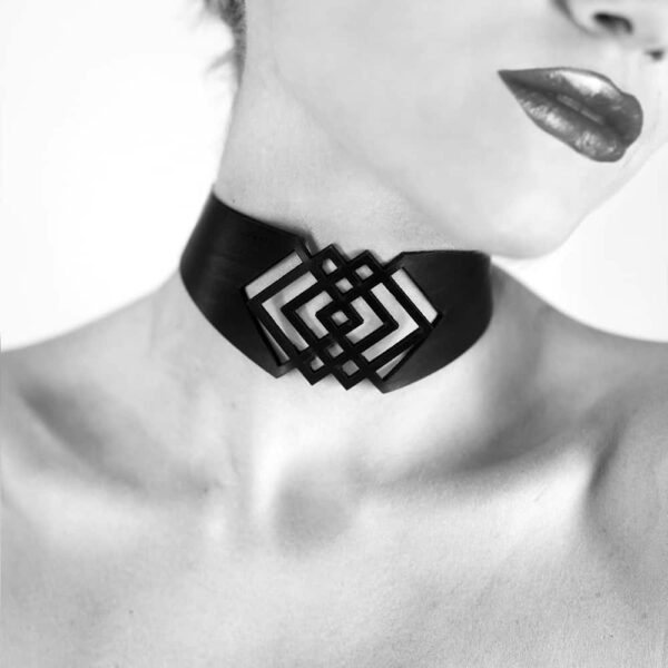 Collier choker en cuir noir dentelle formes carrés BLASTED SKIN chez Brigade Mondaine