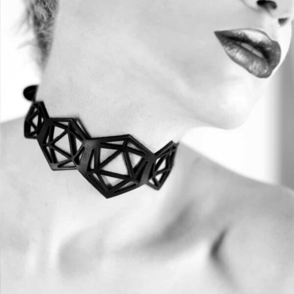 Collier choker en cuir noir dentelle formes hexagones et triangles BLASTED SKIN chez Brigade Mondaine