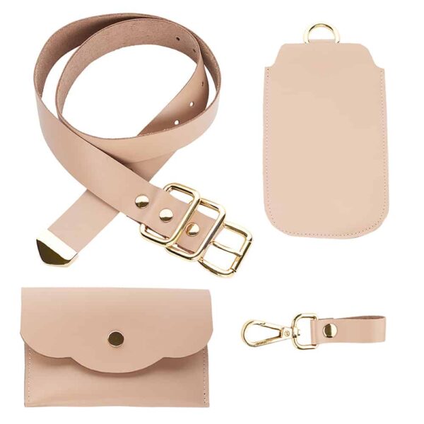 ALBANE BELT avec deux pochettes amovibles en cuir beige avec des finitions en métal doré de MIA ATELIER chez BRIGADE MONDAINE