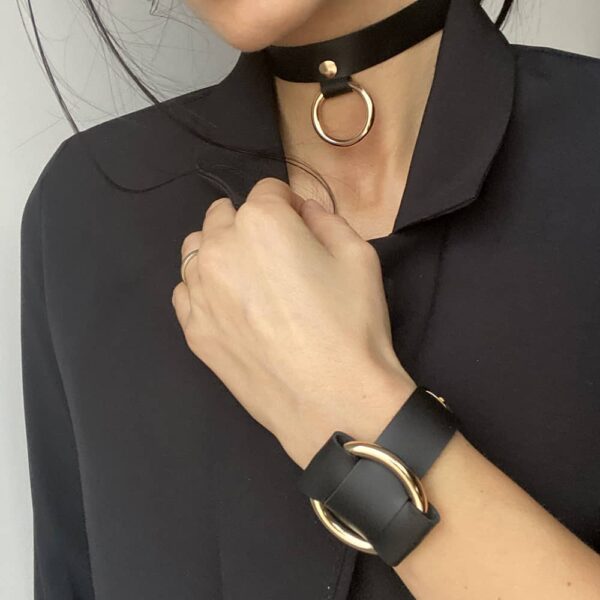 Choker et ANNA BRACELET croisé tous deux en cuir nappa noir avec anneau en métal doré de MIA ATELIER chez BRIGADE MONDAINE