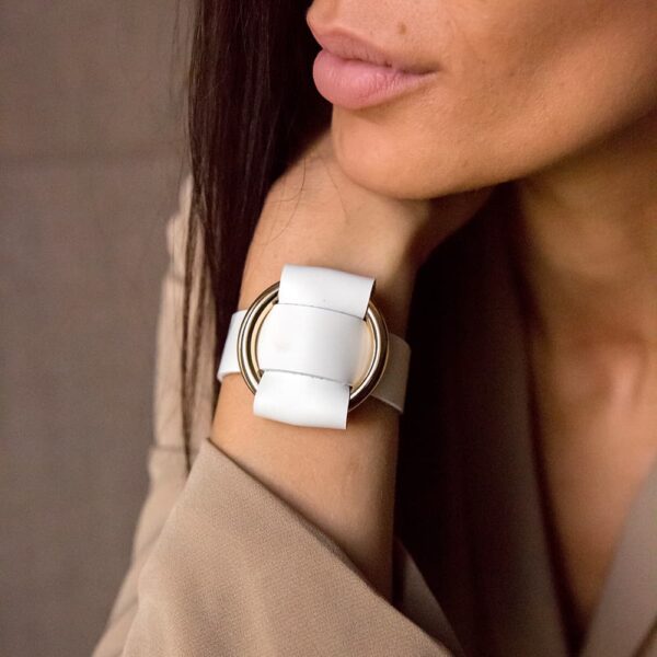 ANNA BRACELET in White Nappa leather, with a large gold metal ring by MIA Atelier at BRIGADE MONDAINE