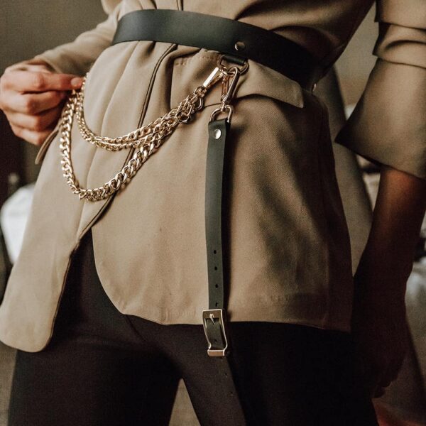 Cinturón MINA con cadena, en cuero negro con acabados metálicos dorados de MIA ATELIER en BRIGADE MONDAINE