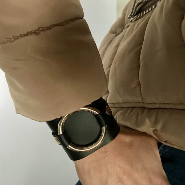 PETIA BRACELET en cuir noir ajustable avec un anneau large plaqué contre le poignet du créateur MIA ATELIER chez BRIGADE MONDAINE